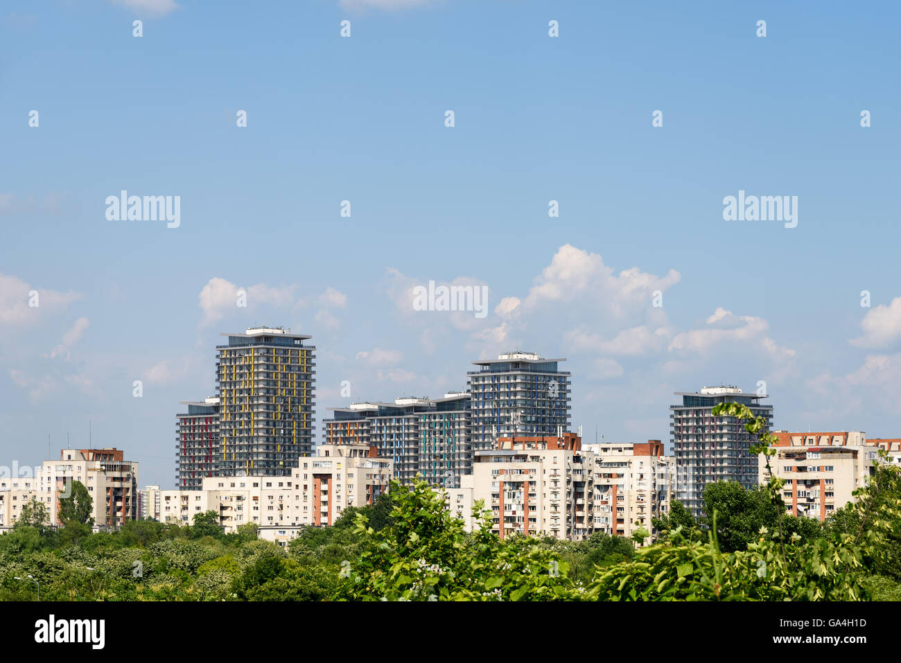 Bukarest Stadt Skyline Blick über Central Public Parkbäumen Stockfoto