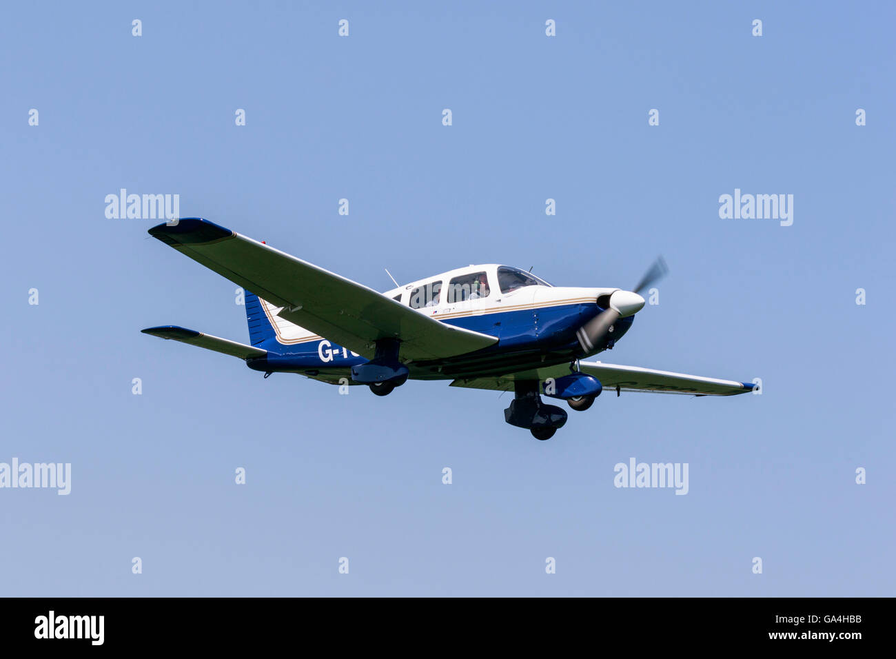 Piper PA-28-181 Cherokee Archer II G-TSGJ landet auf dem Sturgate Flugplatz Stockfoto