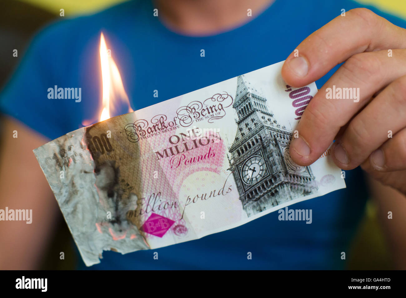 Mann Brandstiftung in Geld, als Symbol für den Zusammenbruch der britischen Wirtschaft Post Austritt Stockfoto