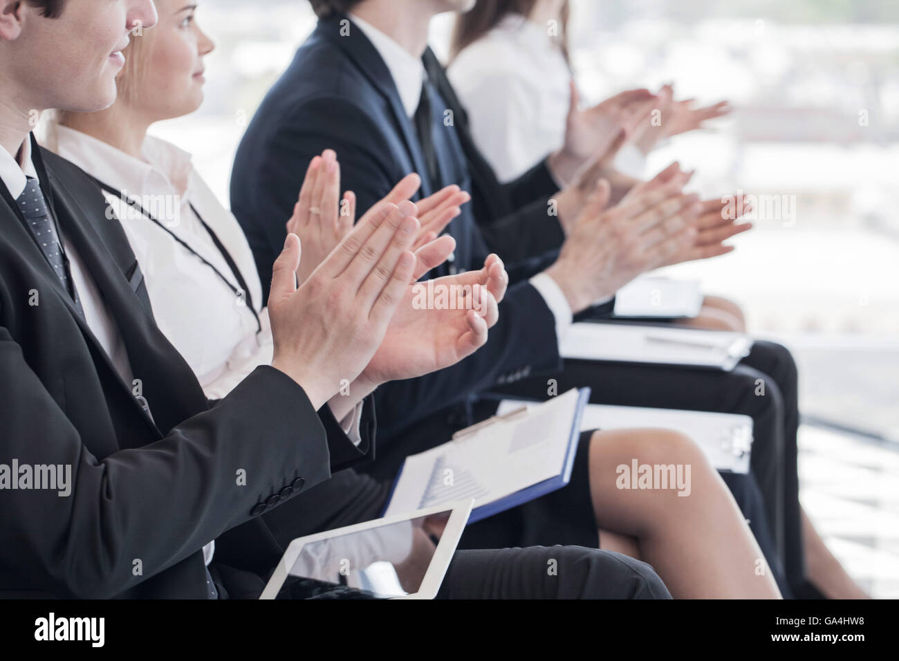 Glückliche Unternehmen Personengruppe Händeklatschen während einer Tagung-Konferenz Stockfoto