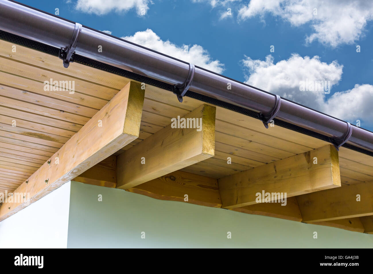 Teil des Daches mit Holz Sparren und Dielen Stockfoto