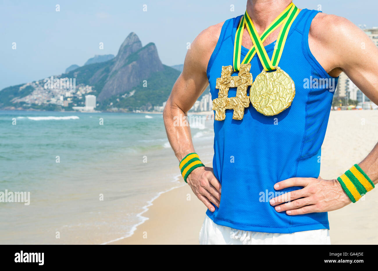 Athlet mit Hashtag Goldmedaille stehen am Strand in Rio De Janeiro, Brasilien Stockfoto