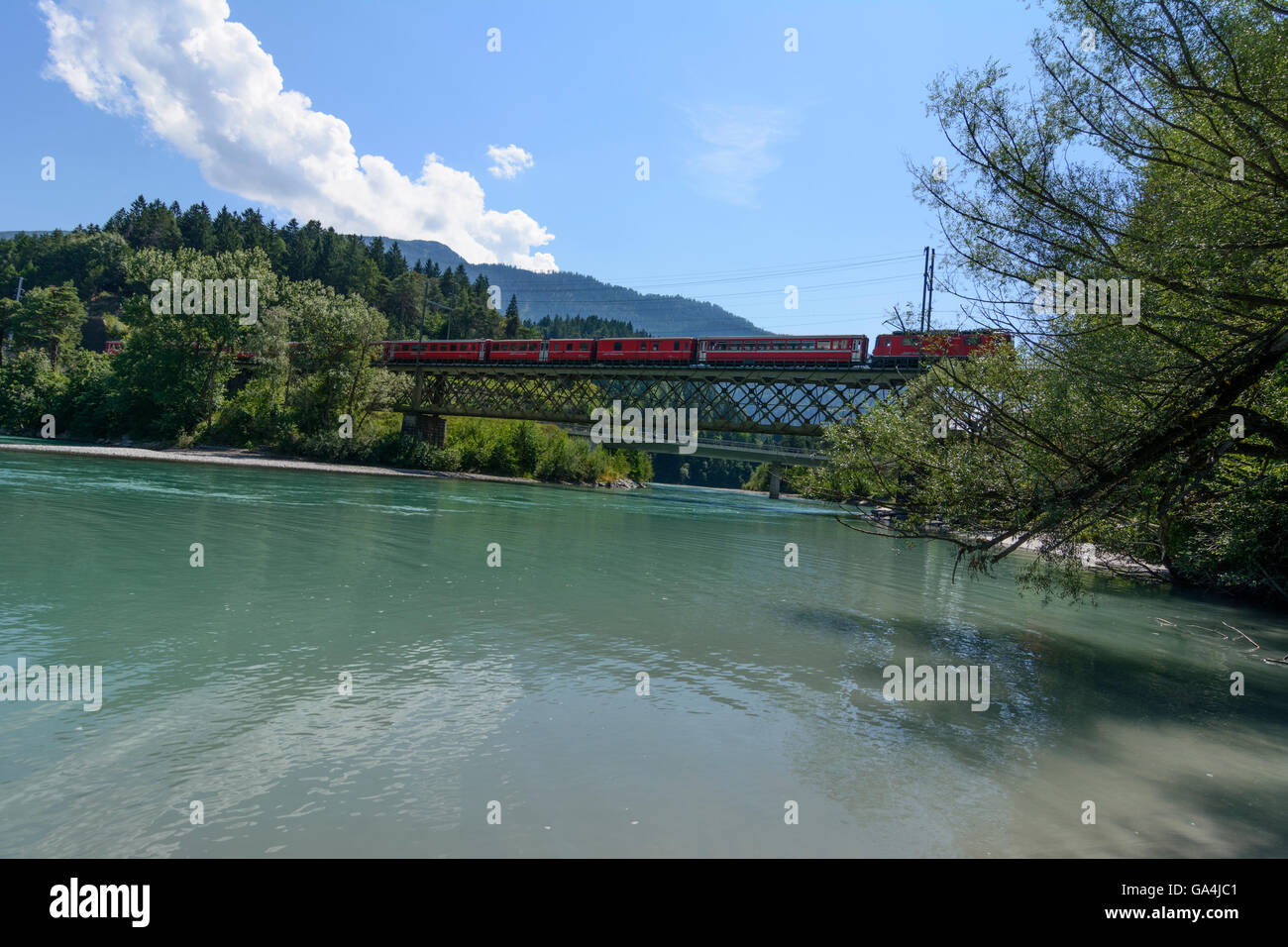 Tamins Zusammenfluss von Vorderrhein und Hinterrhein bei Reichenau mit einem Zug der Rhätischen Bahn Schweiz Graubünden, Griso Stockfoto