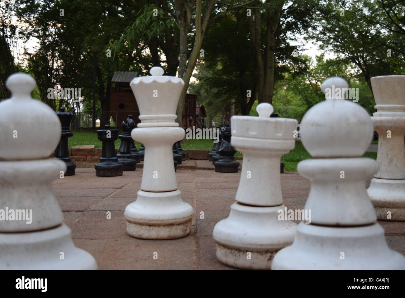 Zwei Männer, Die Schach Mit Riesigen Stück in Einem öffentlichen