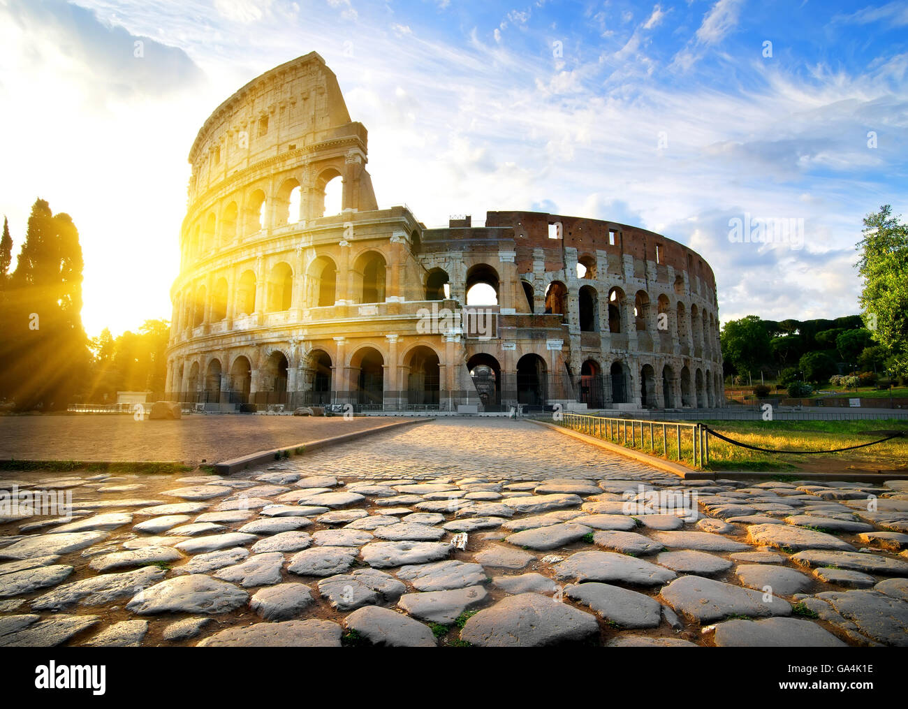 Kolosseum in Rom in der Morgendämmerung, Italien Stockfoto