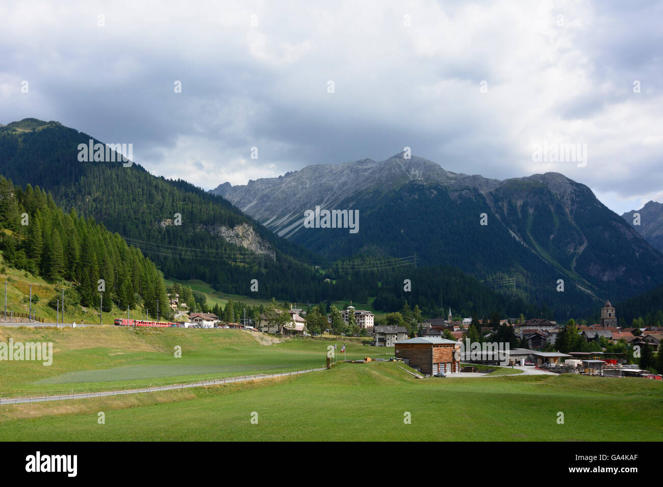 Bergün/Bravuogn mit Blick auf Bergün mit einem Zug der Rhätischen Bahn in der Albula-Linie der Schweiz Graubünden Graubünden Albul Stockfoto