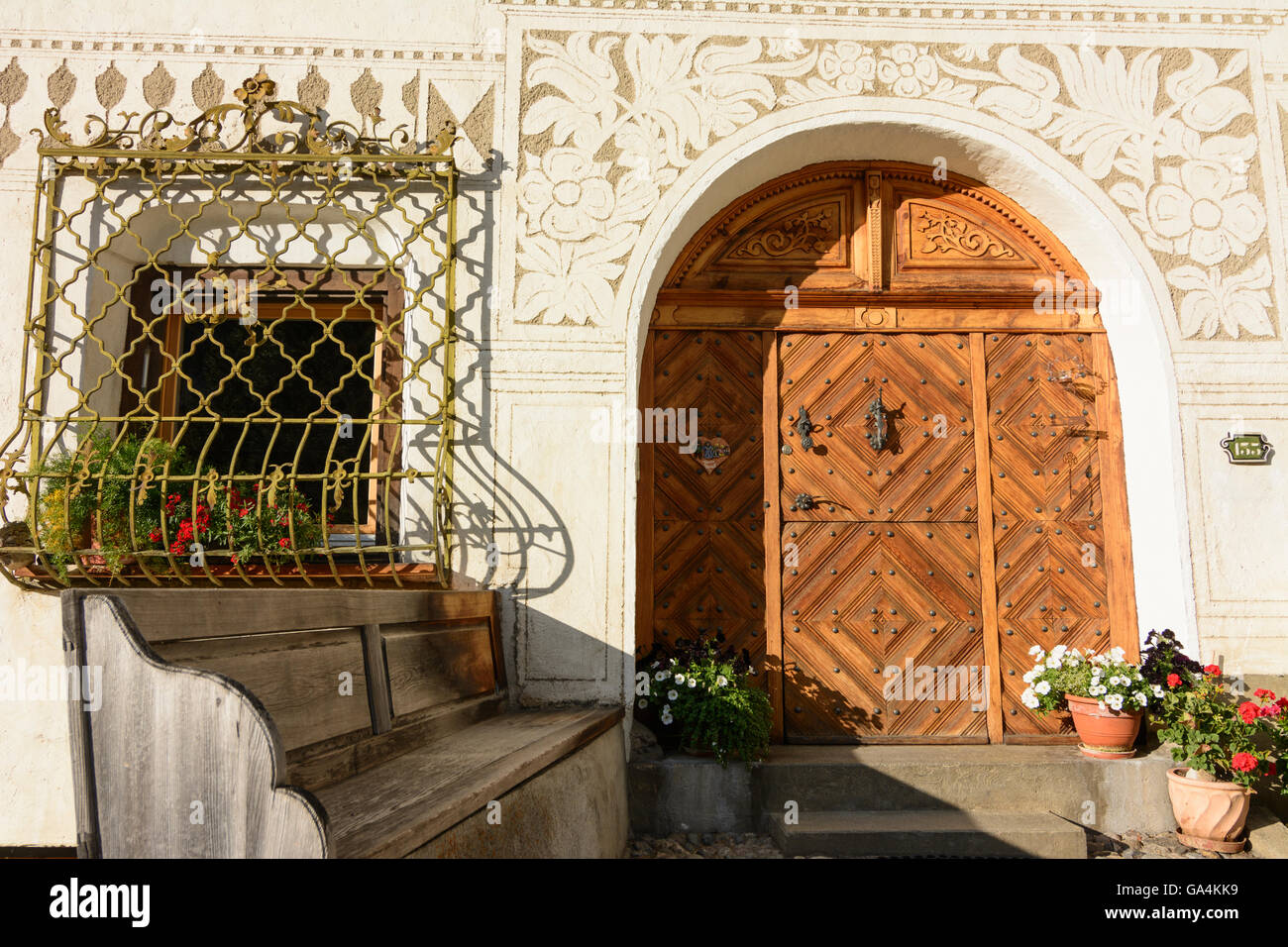Bergün/Bravuogn Eingang eines Wohnhauses im Engadinerstil der Schweiz Graubünden Graubünden Albula Stockfoto