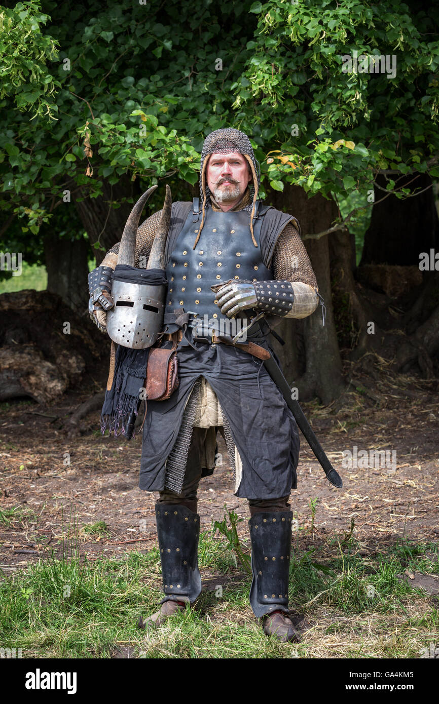 Ein Mann verkleidet als Ritter, Esrum, Dänemark Stockfoto