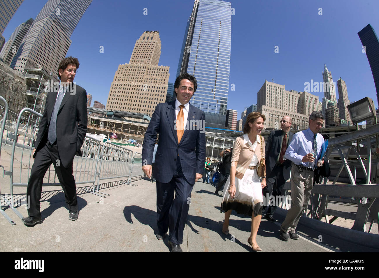 6. September 2005 - New York City, NY - Architect Santiago Calatrava (C) hinterlässt Ground Zero nach Teilnahme an einer Zeremonie. Stockfoto