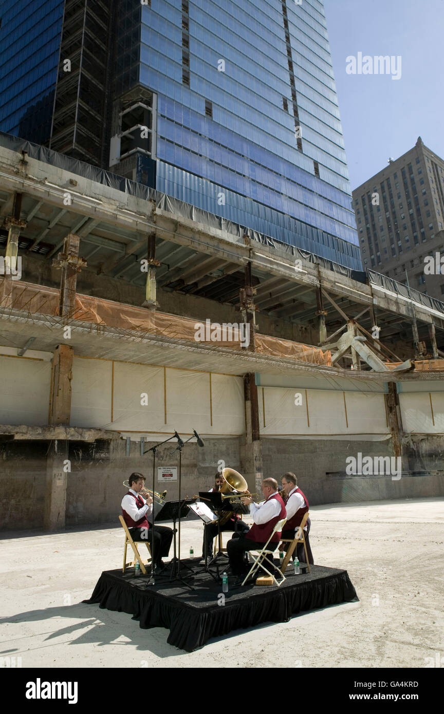 6. September 2005 - New York City, NY - Ein 4-Musiker band führen Sie vor dem Start eine Gedenkfeier am Ground Zero statt. Stockfoto