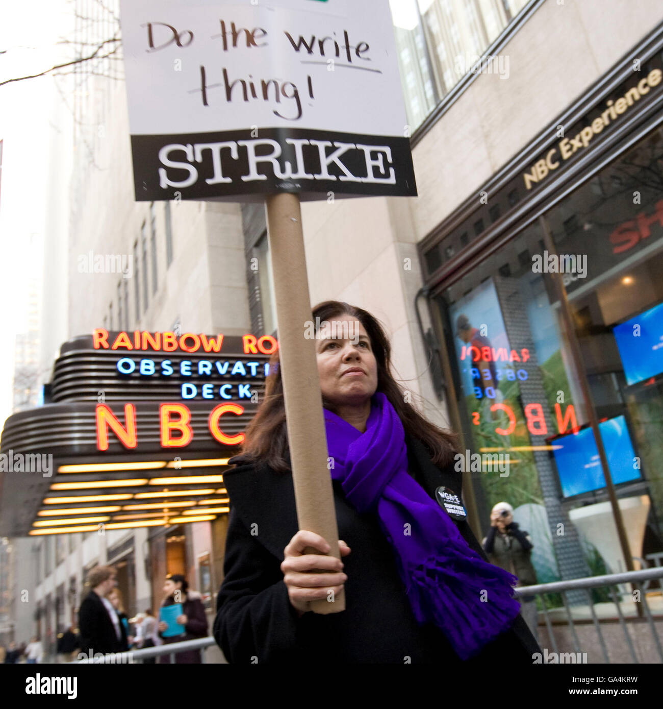 Writers' Guild of America Mitglieder Streikposten außen NBC Studios am Rockefeller Center in New York City, USA, 7. Januar 2008. Stockfoto