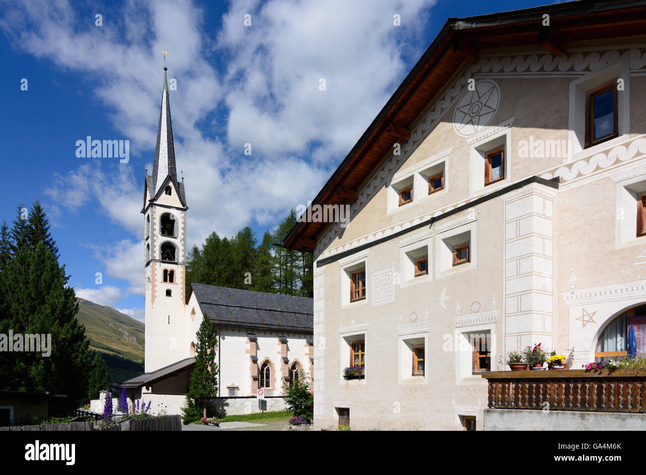 La Punt-Chamues-ch reformierte Kirche Chamues-ch und Haus im Engadin style Schweiz Graubünden, Graubünden Oberengadin, Upper Stockfoto