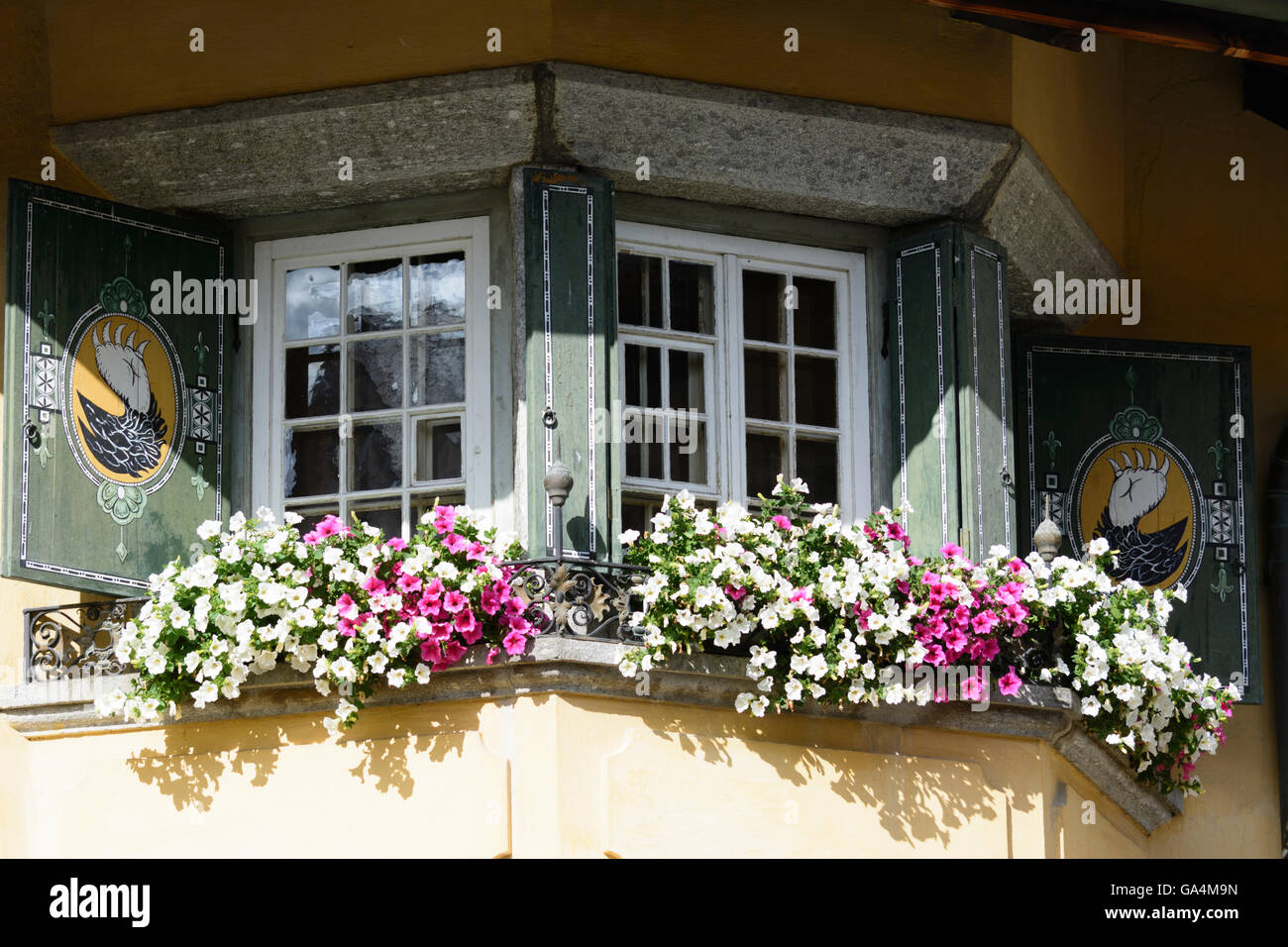 Zuoz House im Engadiner Stil der Schweiz Graubünden, Graubünden Oberengadin, Oberengadin Stockfoto