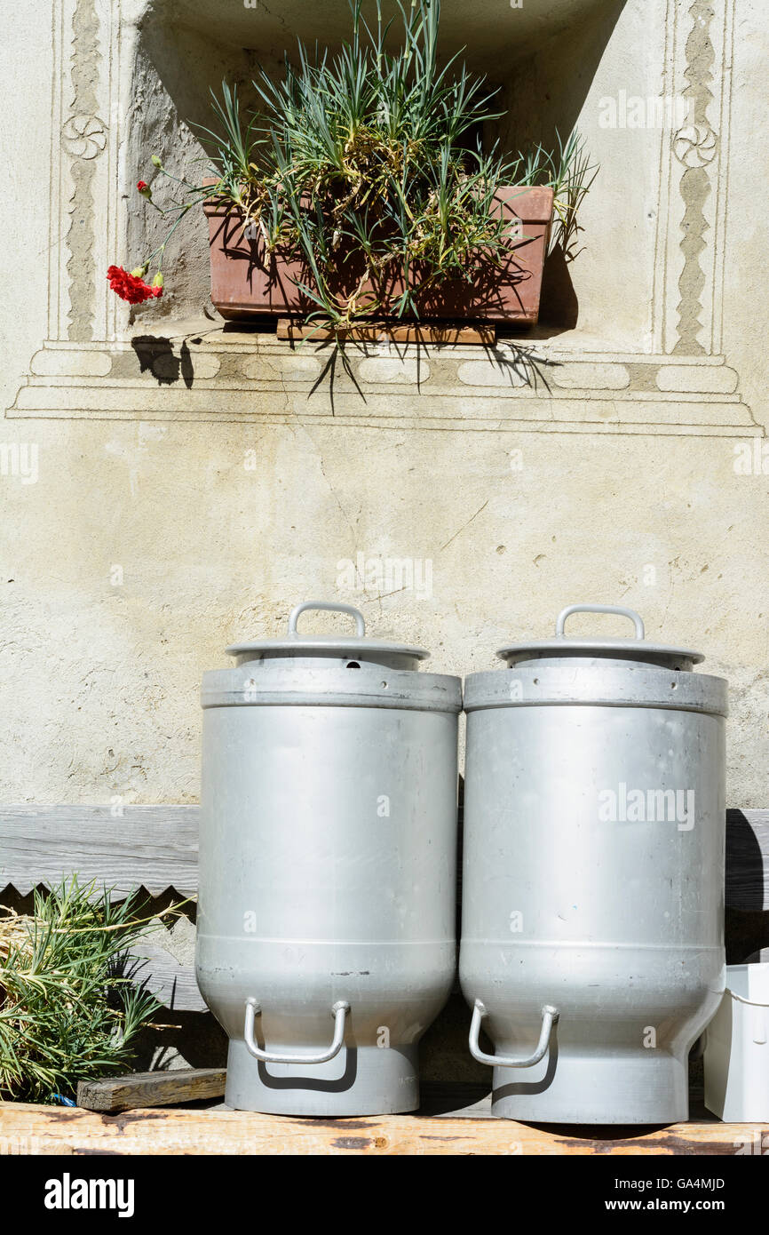 Guarda Milch Dosen Schweiz Graubünden, Graubünden Unterengadin, Unterengadin Stockfoto