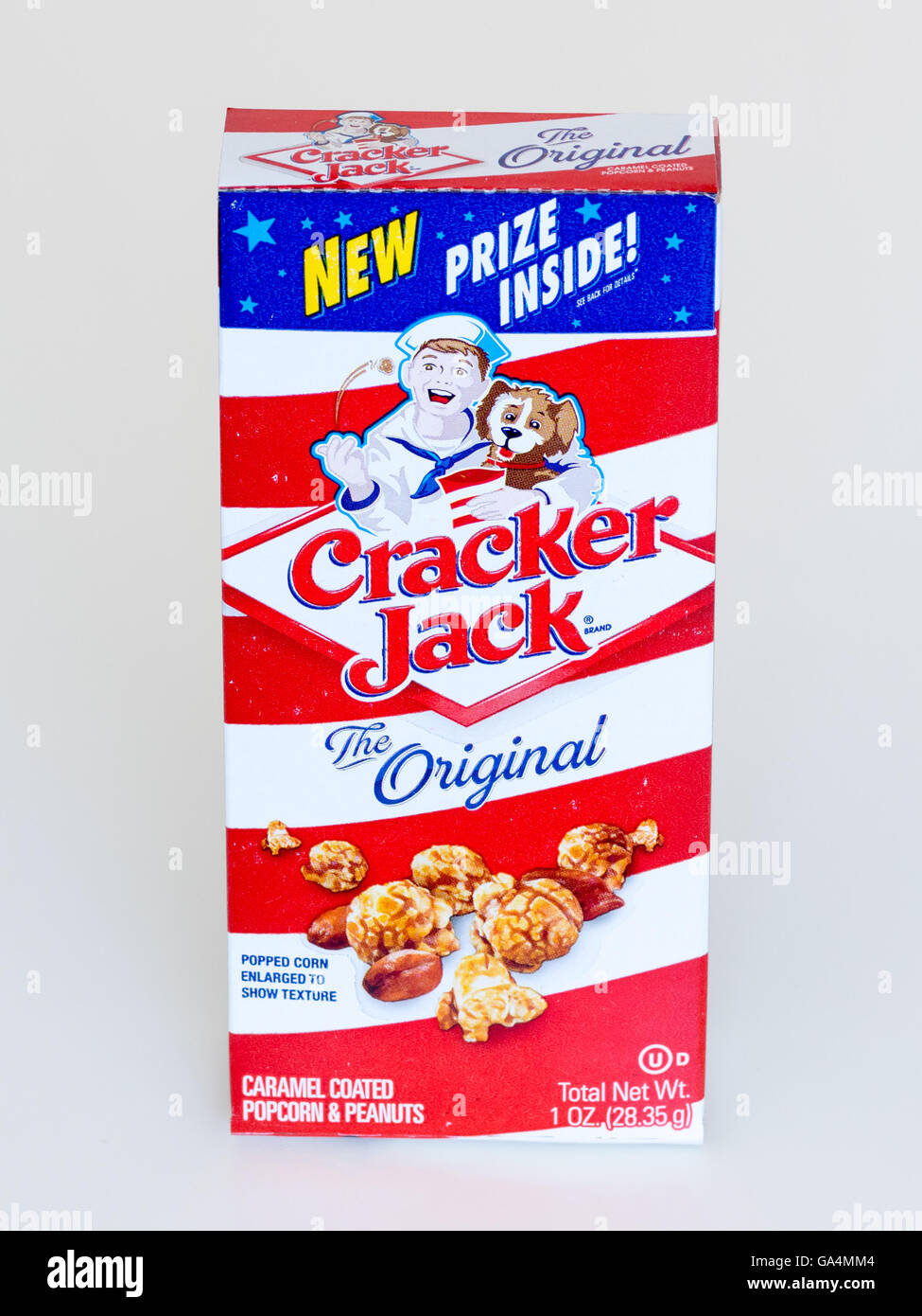 Eine Schachtel mit Cracker Jack, ein amerikanischer Snack bestehend aus Melasse aromatisiert Karamell-beschichtete Popcorn und Erdnüsse. Stockfoto