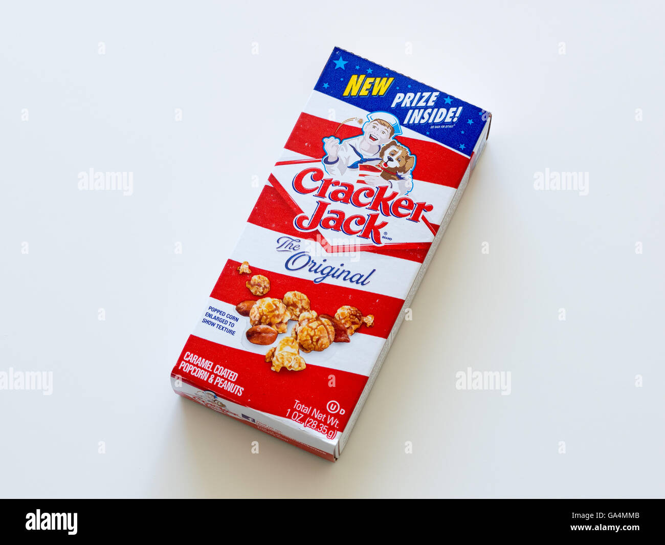 Eine Schachtel mit Cracker Jack, ein amerikanischer Snack bestehend aus Melasse aromatisiert Karamell-beschichtete Popcorn und Erdnüsse. Stockfoto