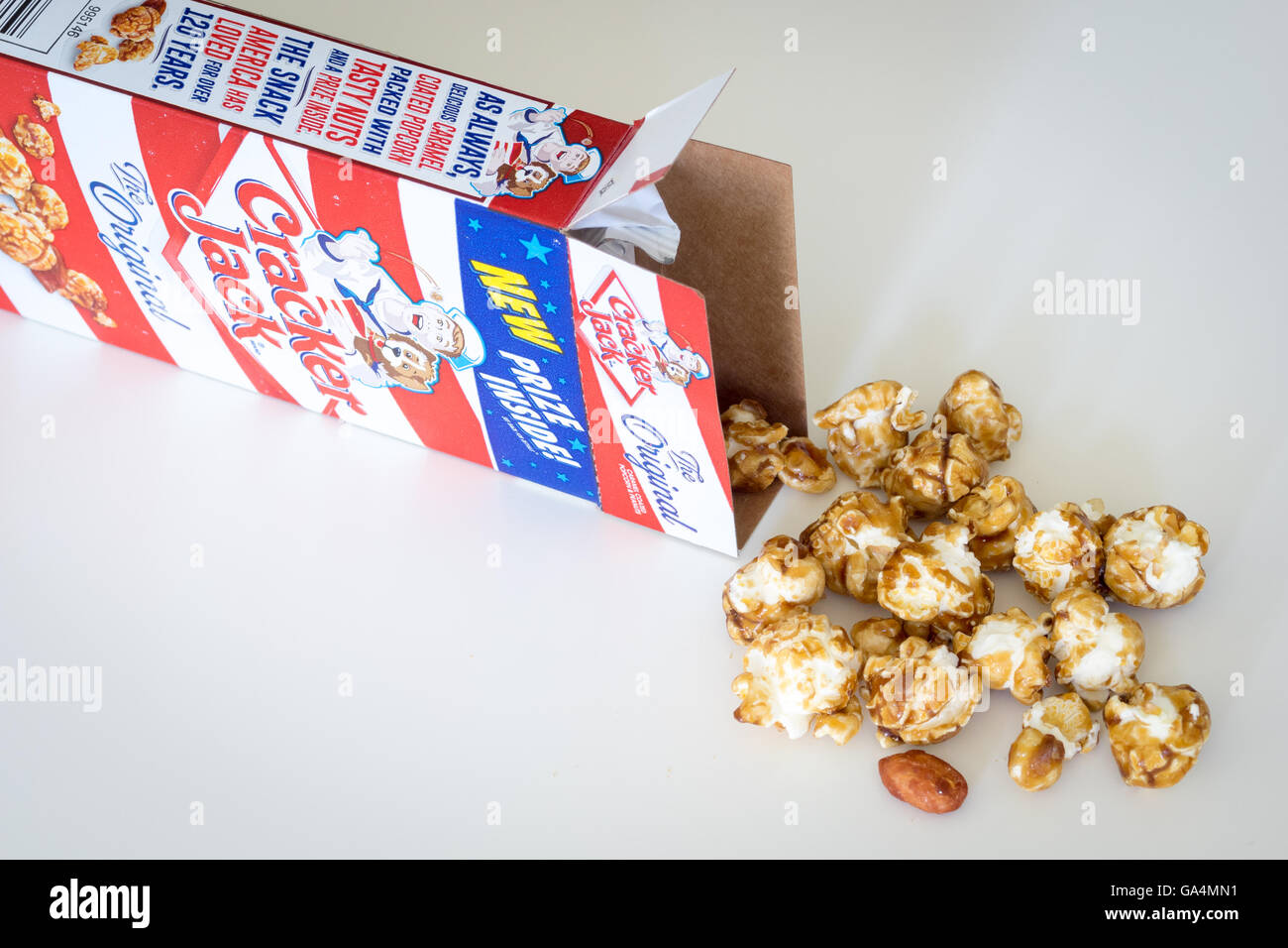 Eine Schachtel mit Cracker Jack, ein amerikanischer Snack bestehend aus Melasse aromatisiert Karamell-beschichtete Popcorn und Erdnüsse. Stockfoto