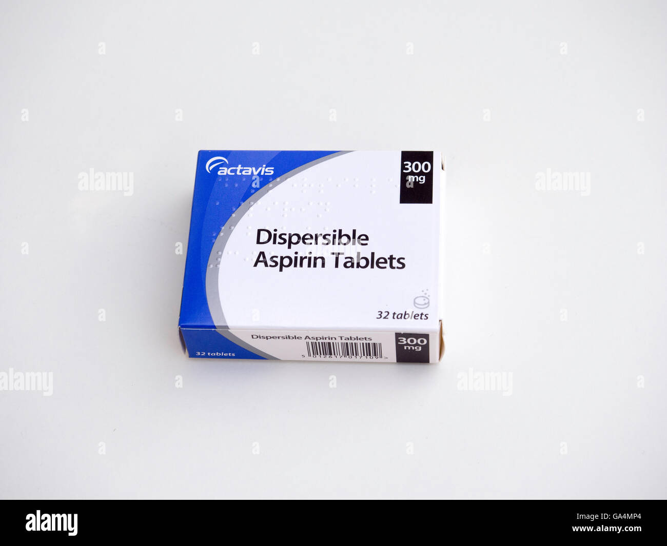 Eine Schachtel mit 32 300 mg dispergierbar Aspirin-Tabletten mit Braille-Etikett auf der Verpackung Stockfoto