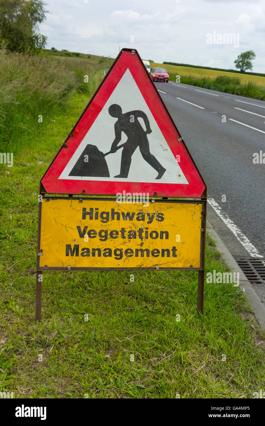 Straße Verkehr Warnzeichen, die Grass schneiden in Progress Autobahn Vegetation Management ist Stockfoto