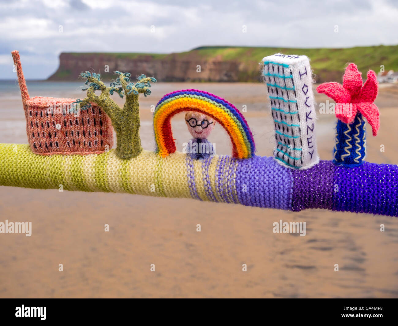 Yarn Bombing dekorieren öffentlichen Platz mit gestrickten Objekte hier