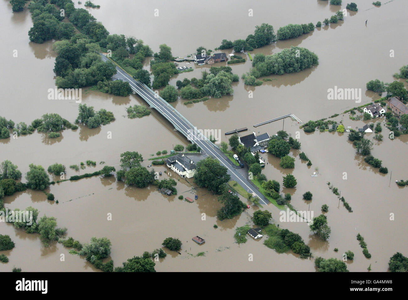 Stürme trafen Großbritannien. Aus dem Hochwasser in der Nähe von Tewkesbury, Gloucestershire, entsteht eine Brücke. Stockfoto