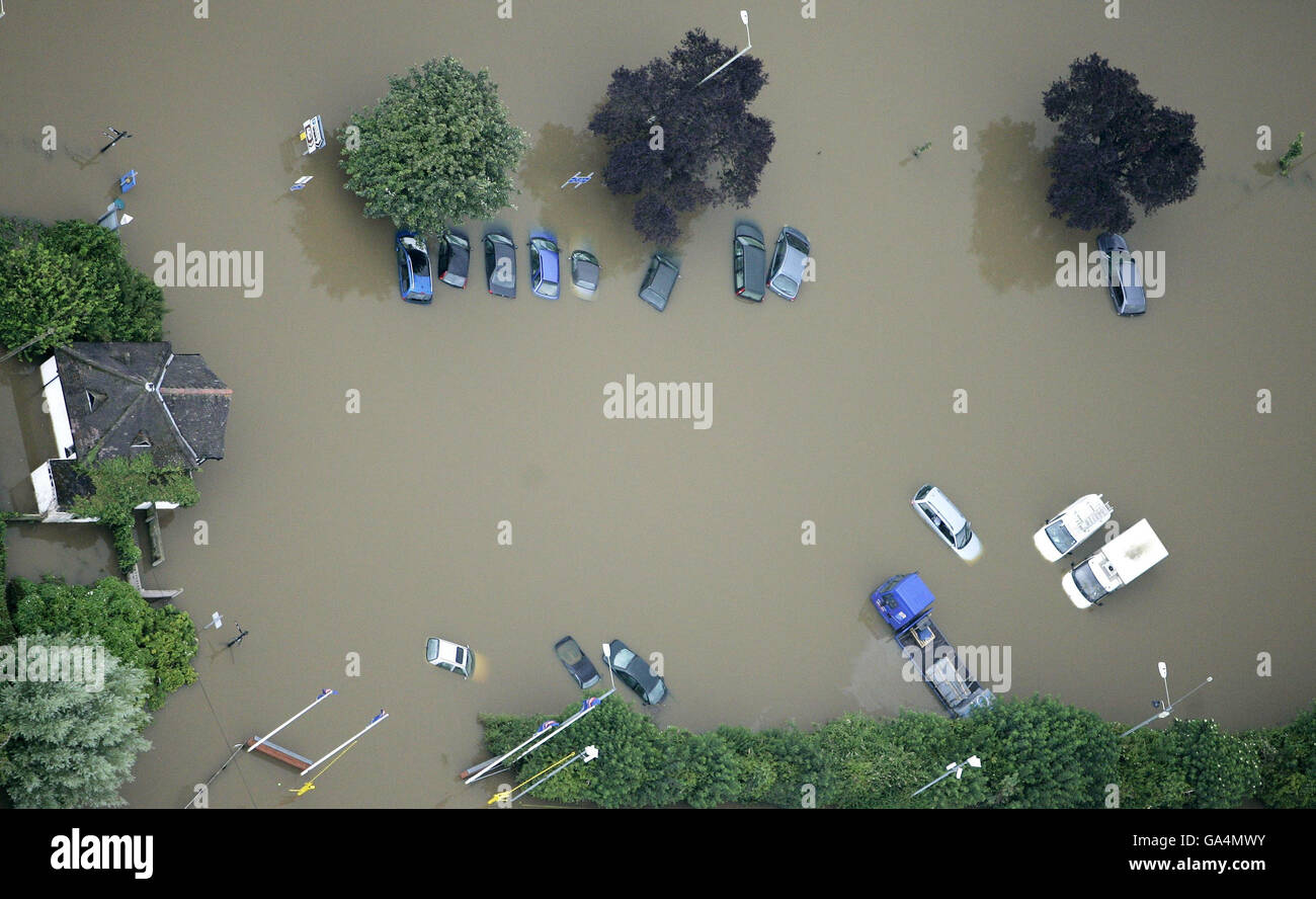 Stürme trafen Großbritannien. Fahrzeuge, die in Hochwasser in der Nähe von Tewkesbury, Gloucestershire, gestrandet sind. Stockfoto