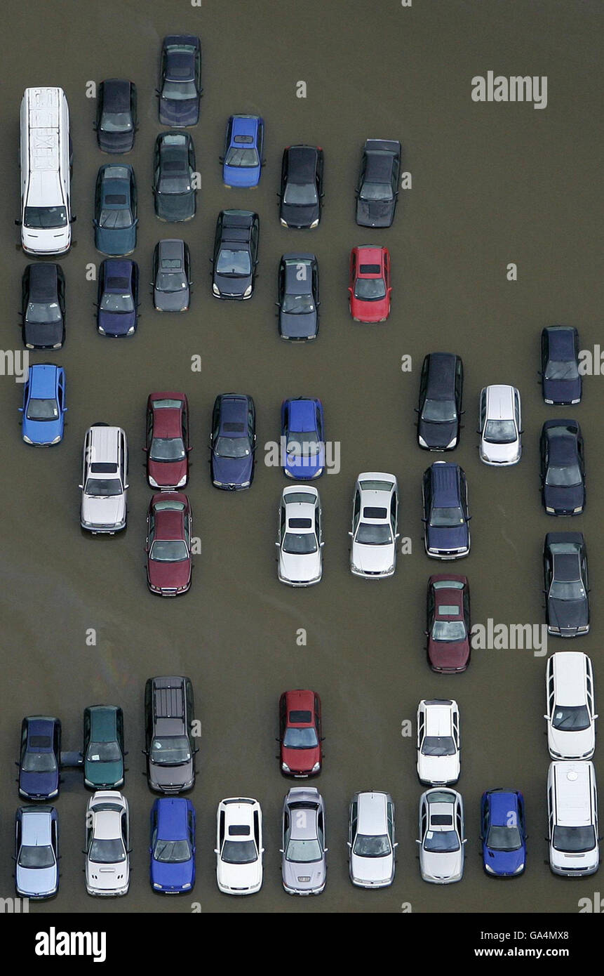 Autos stehen halb unter Wasser, auf einem Parkplatz in der Nähe von Tewkesbury, Gloucestershire. Stockfoto