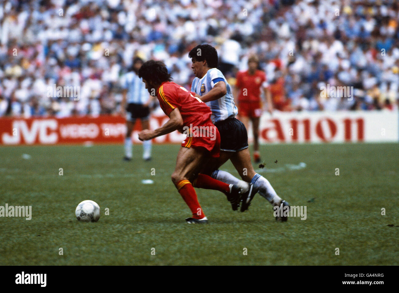 Eric Gerets (L) aus Belgien zuckt dem argentinischen Diego Maradona (r) Stockfoto