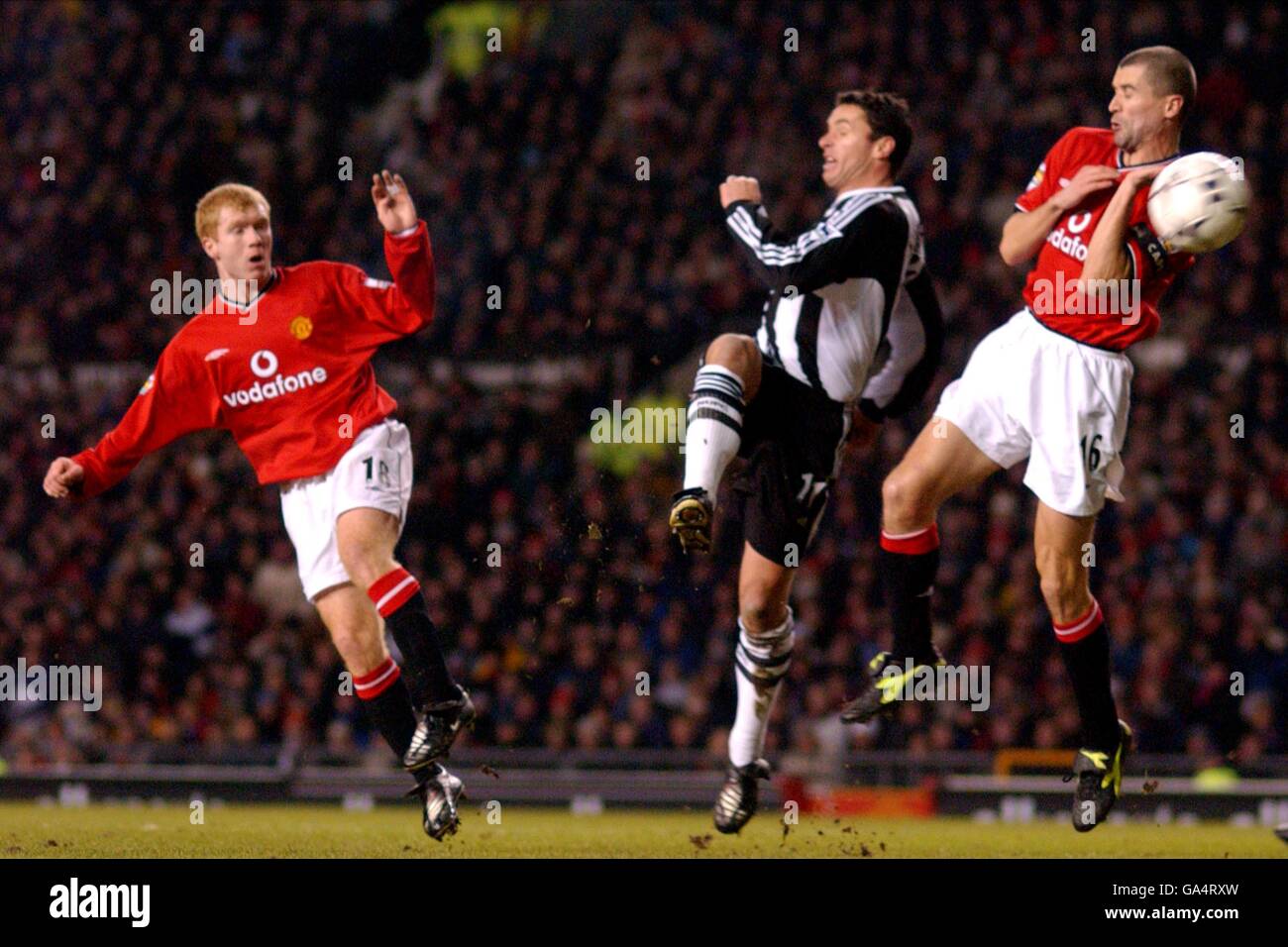 Gary Speed von Newcastle United trifft auf das Tor unter dem Druck von Paul Scholes (l) und Roy Keane (r) von Manchester United, die Phil Neville von der Linie abhebt Stockfoto