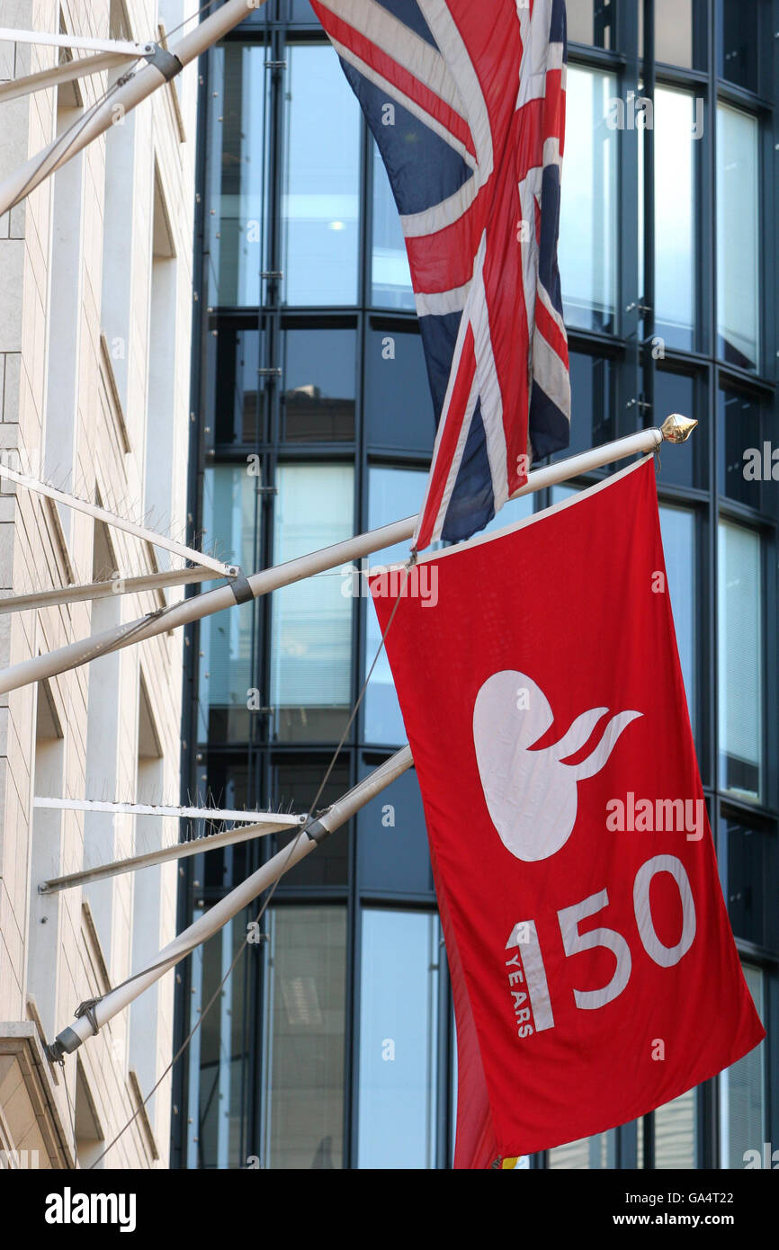 Blick auf eine Flagge mit dem Santander-Logo vor dem Santander House im Zentrum von London. Stockfoto