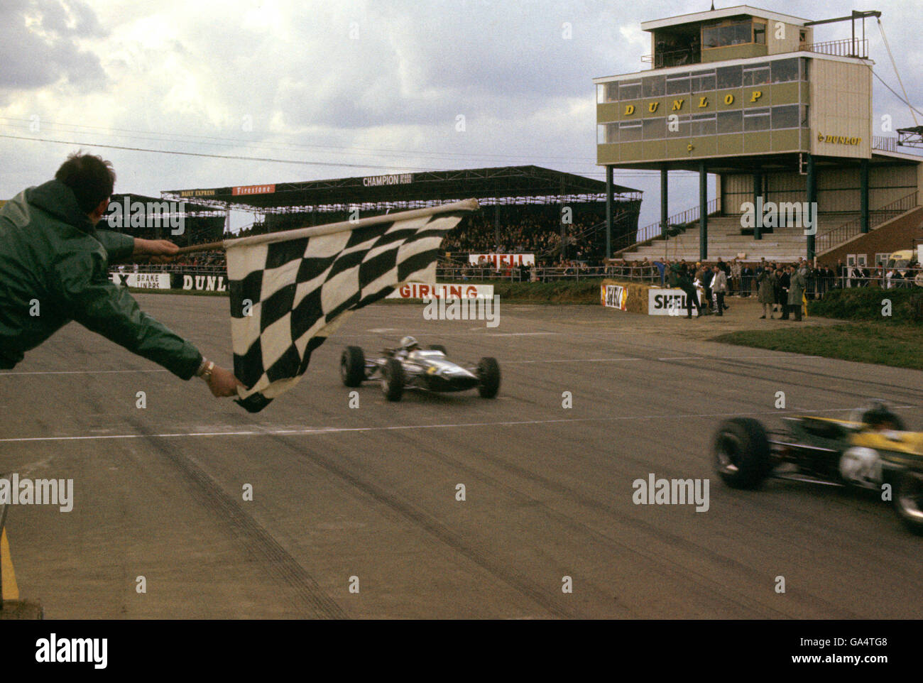 Motorsport - Formel 1 - Wills Trophy - Silverstone. Jochen Rindt, Wining the Wills Trophy, Silverstone, Northamptonshire 941-17 Stockfoto