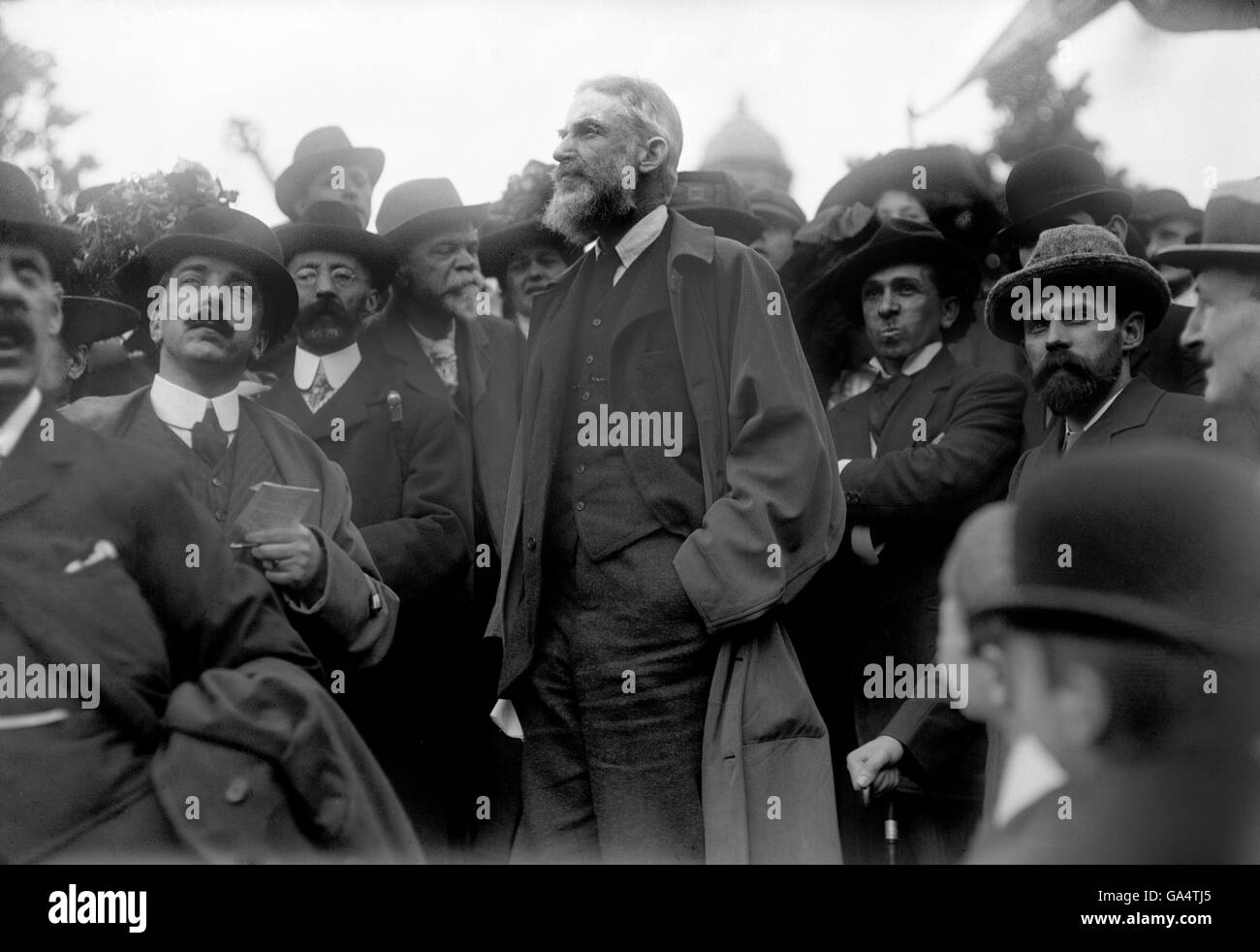 George Bernard Shaw nimmt an einer sozialistischen Kundgebung Teil, als Teil der Fabian Society, deren Gründungsmitglied er ist. Stockfoto