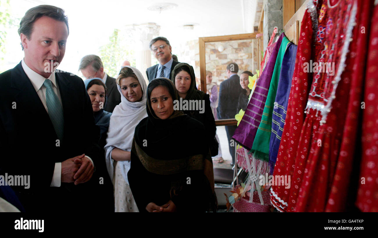 Der konservative Parteivorsitzende David Cameron besuchte im Rahmen eines zweitägigen Besuchs in Afghanistan die Parwaz Micro Finance Institution, die afghanische Frauen unterstützt. Stockfoto