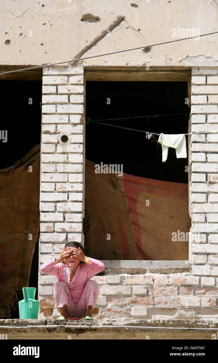 Ein afghanisches Mädchen wäscht sich das Gesicht, als der Vorsitzende der Konservativen Partei, David Cameron, die Parwaz Micro Finance Institution im Zentrum von Kabul im Rahmen einer zweitägigen Fact Finding Mission nach Afghanistan besucht. Stockfoto