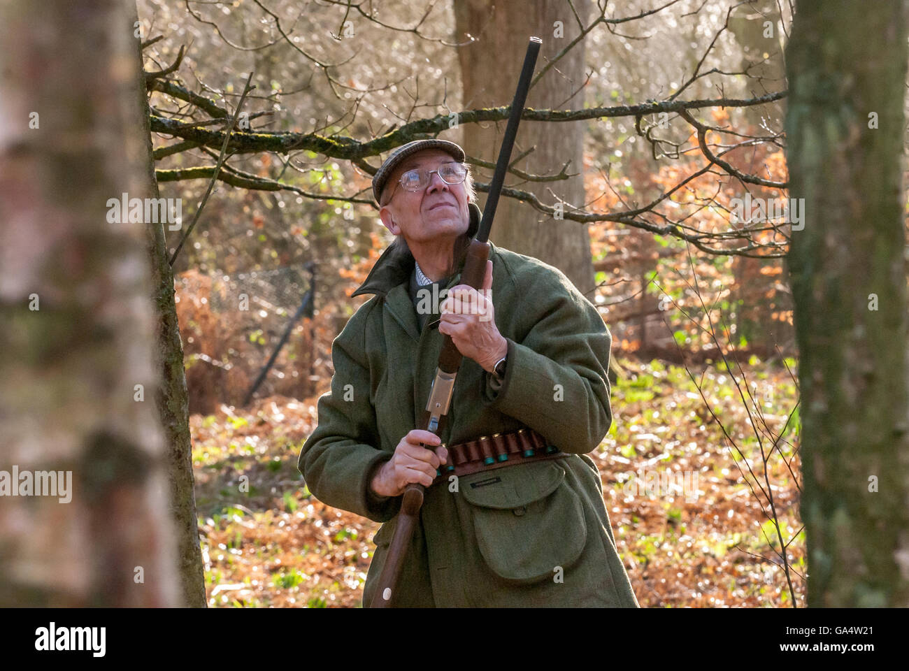 Lord Tebbit, im Garten seines Hauses in Mannings Heide, in der Nähe von Horsham West Sussex. Stockfoto