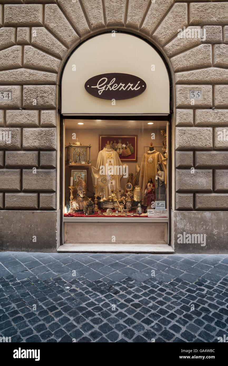 Shop Fenster angezeigt, welche religiösen Gewänder & Utensilien an die Priester Rom, Italien, verkauft. Stockfoto