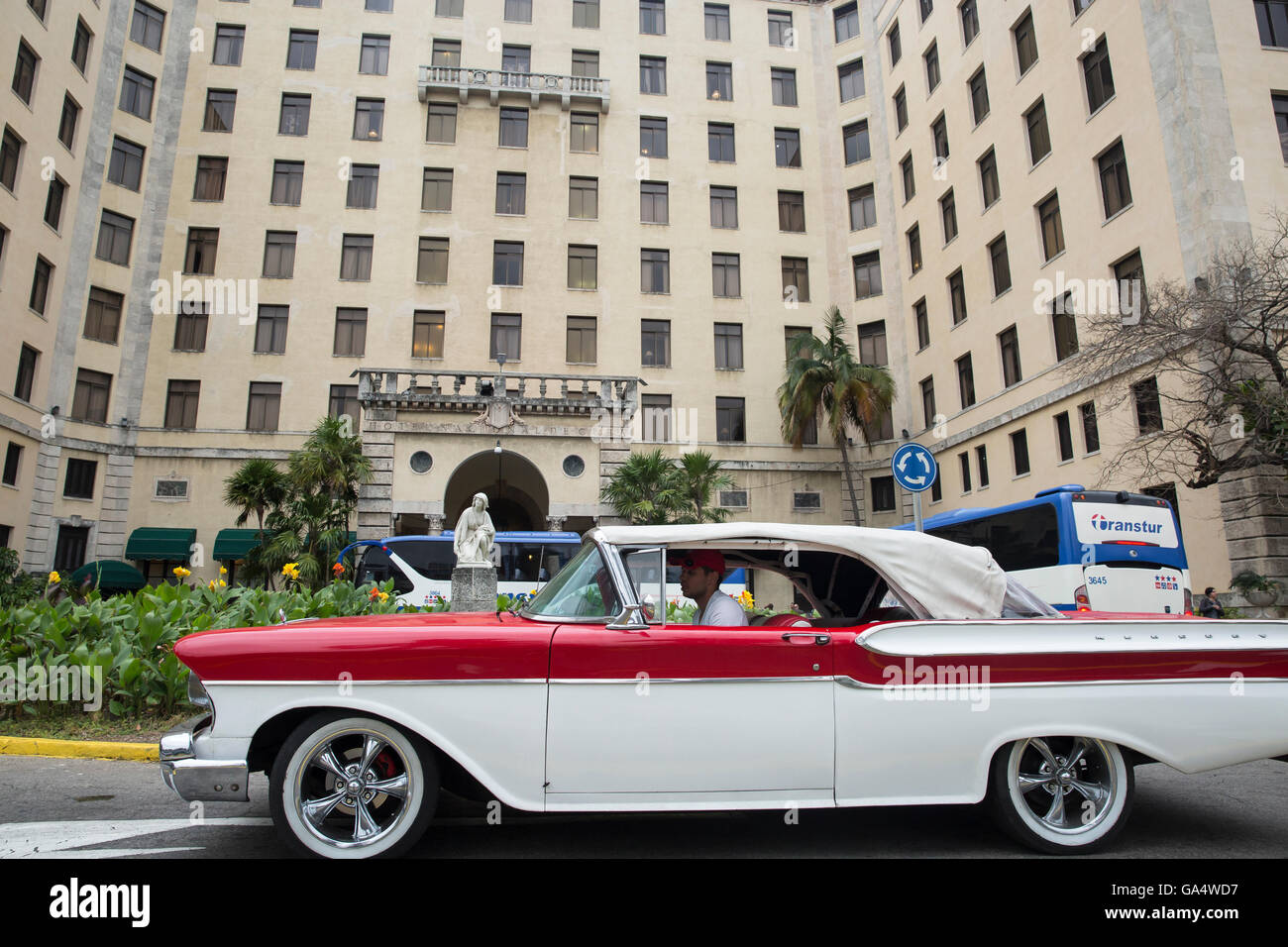 Oldtimer Ford Mercury Taxi Cabrio geparkt vor der renommierten Hotel Nacional de Cuba in Alt-Havanna, Kuba Stockfoto