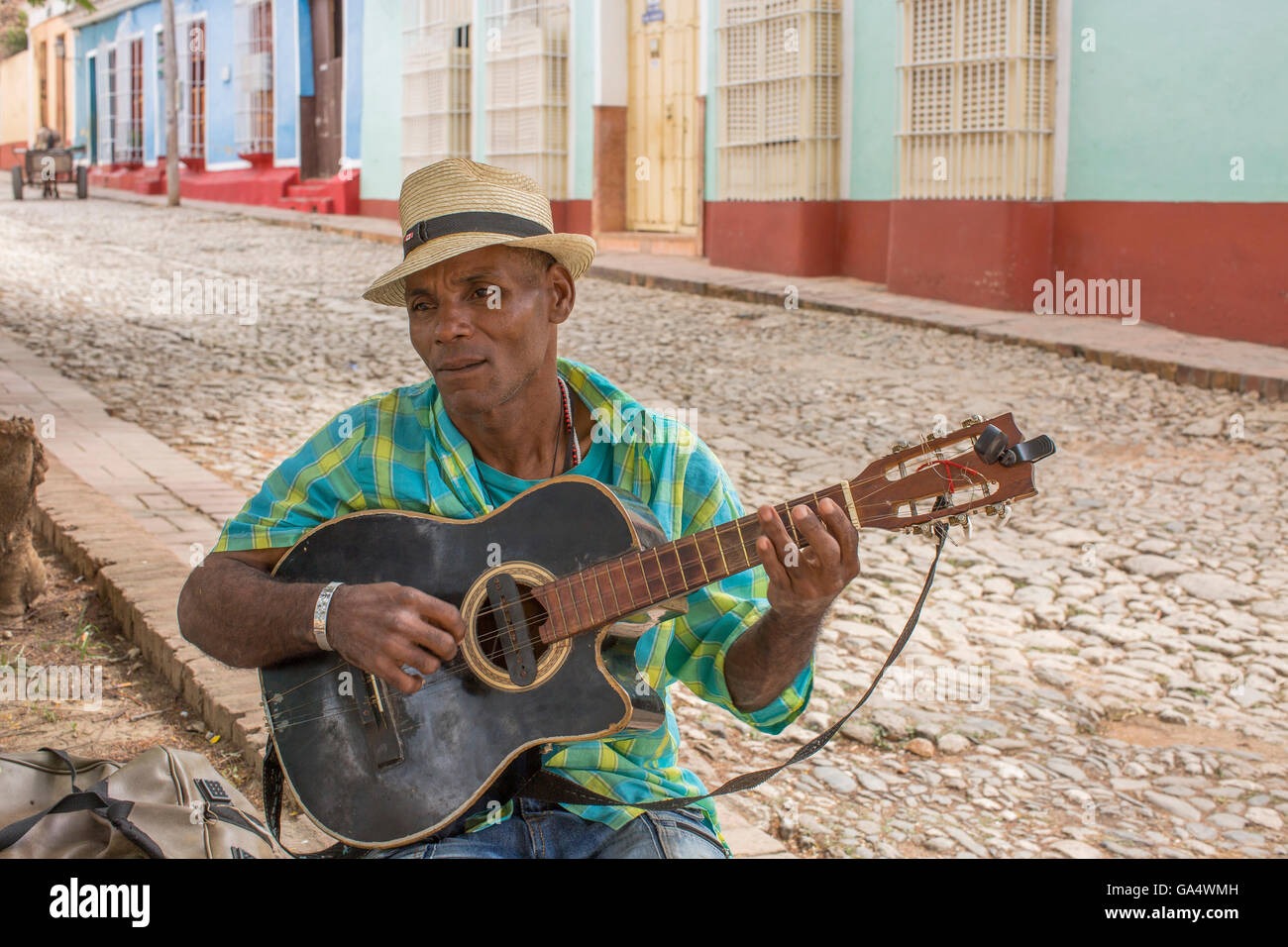 Straßenmusiker spielen Gitarre im Plaza Major, Trinidad, Kuba Stockfoto