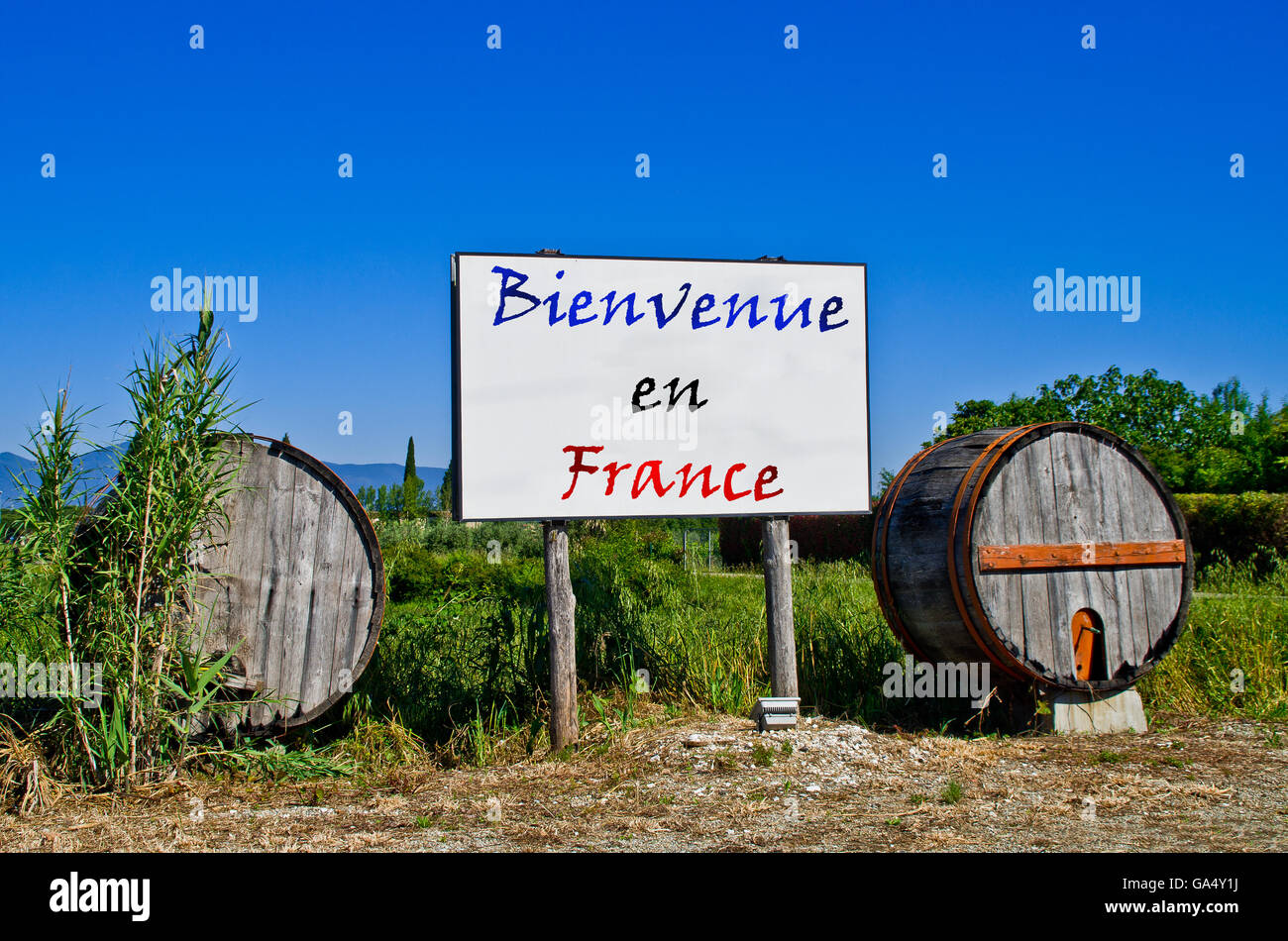 Billboard Straße umgeben von zwei Weinfässer für die Touristen, die Frankreich zu besuchen Stockfoto