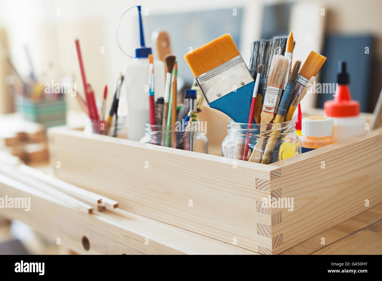 Pinsel und crafting-Vorräte auf dem Tisch in einer Werkstatt. Stockfoto