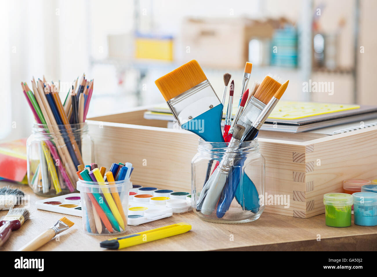 Pinsel und crafting-Vorräte auf dem Tisch in einer Werkstatt. Stockfoto