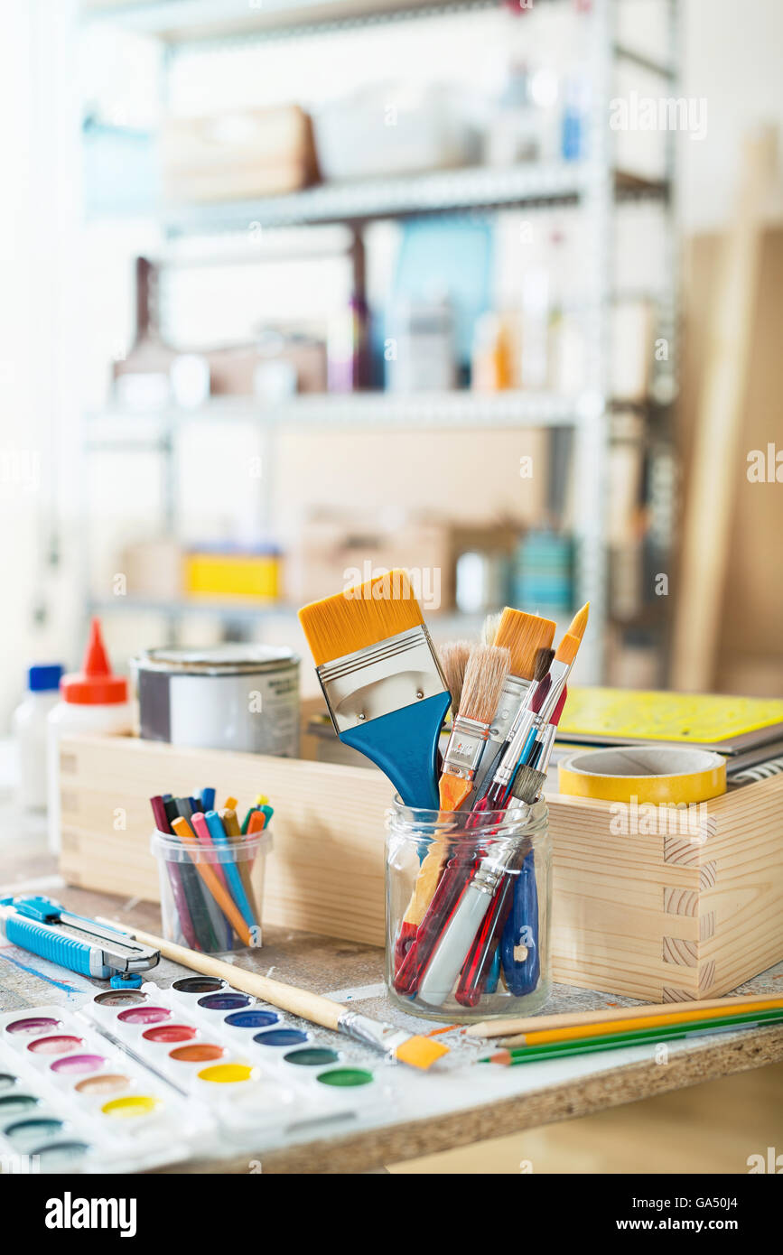 Pinsel und crafting-Vorräte auf dem Tisch in einer Werkstatt. Stockfoto