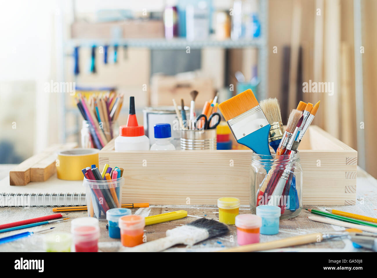 Pinsel und crafting-Vorräte auf dem Tisch in einer Werkstatt. Stockfoto