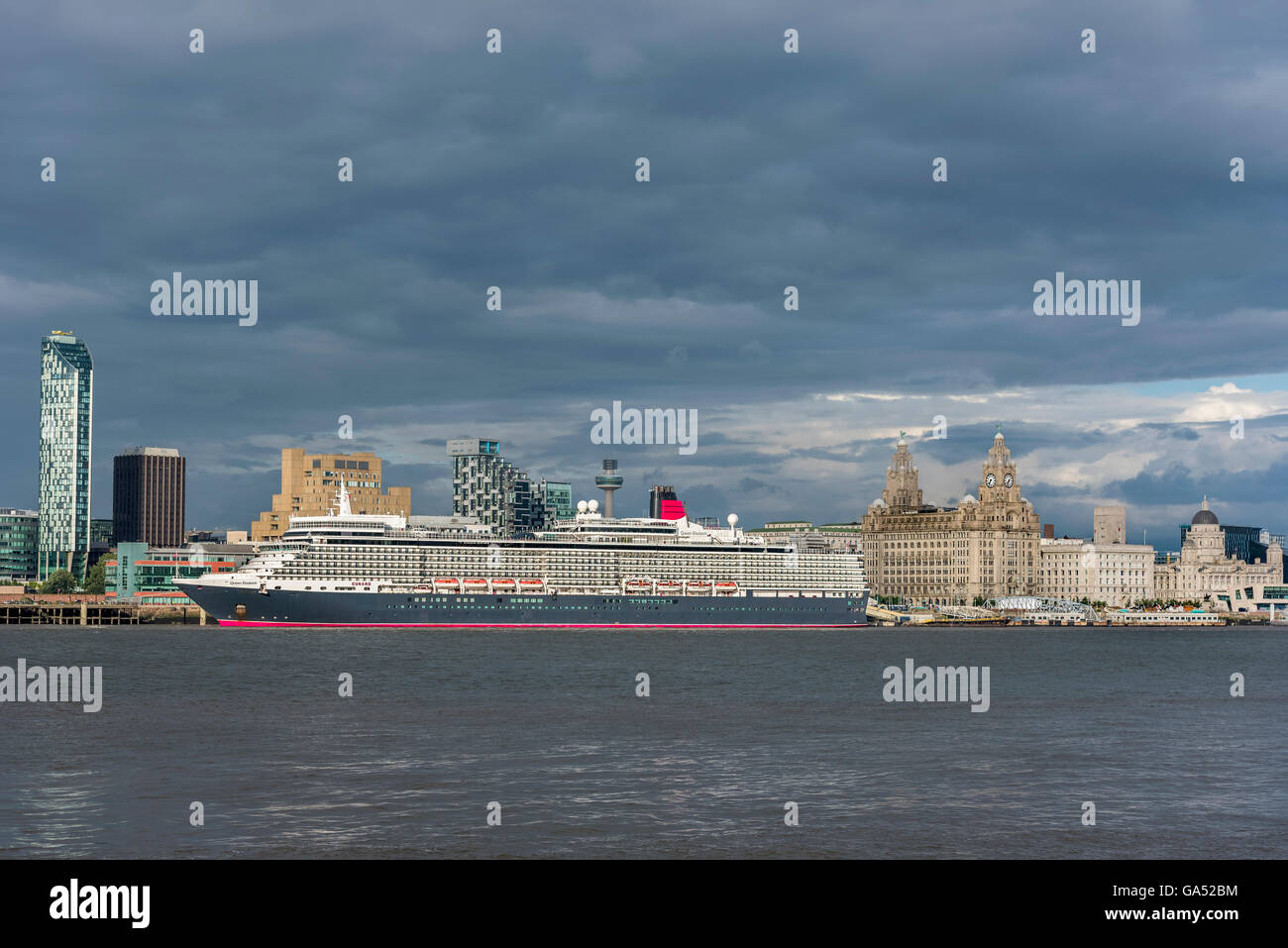 Cunard Schiff Kreuzfahrtschiff am terminal Pierhead Liverpool am Fluss Mersey mit den drei Grazien im Hintergrund. Stockfoto