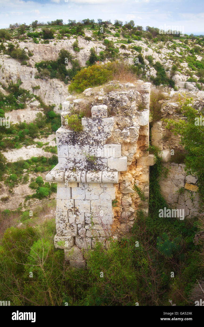 Noto Antike (Noto Antica) mittelalterlichen Verteidigungsmauern Stein. Sizilien Stockfoto