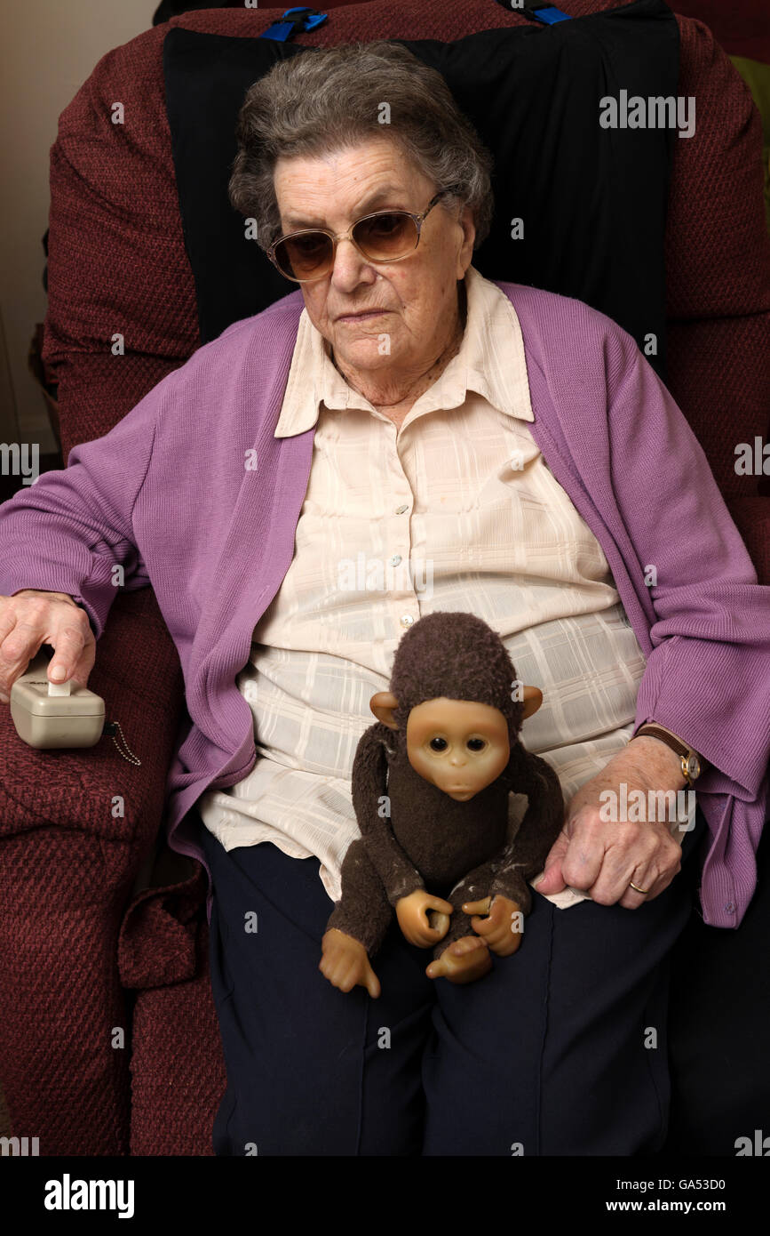 94 - Jahre alte Frau, die mit den frühen Stadien der Demenz leiden Stockfoto