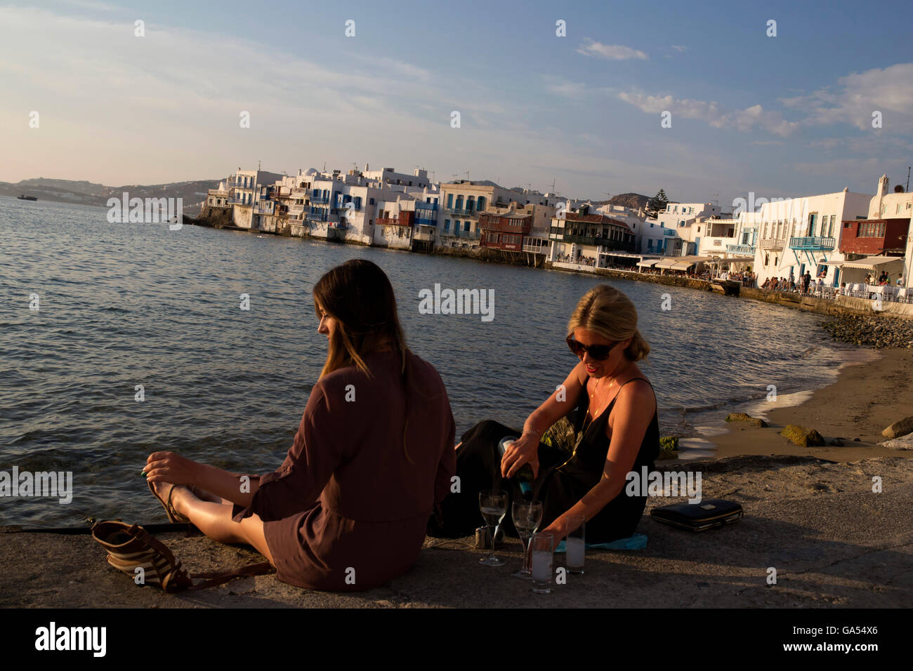 Frauen trinken Ouzo auf Mykonos Island. Stockfoto