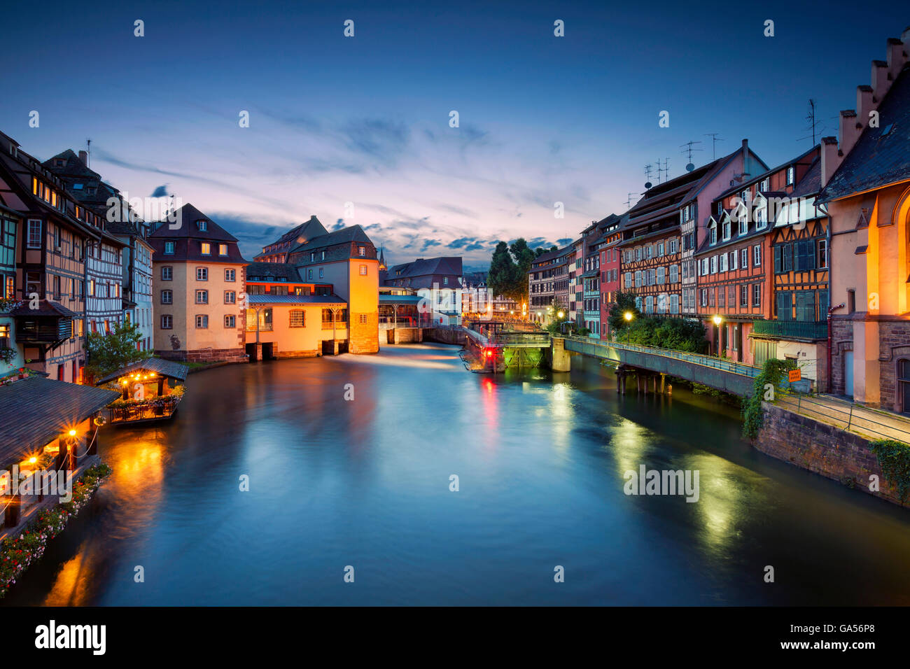 In Straßburg. Bild der Straßburger Altstadt während der blauen Dämmerstunde. Stockfoto