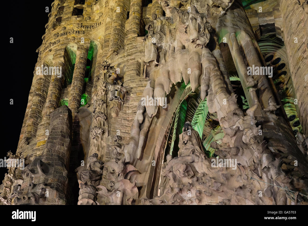 Antoni Gaudis Sagrada Familia Katalonien Barcelona bei Nacht beleuchtet Stockfoto