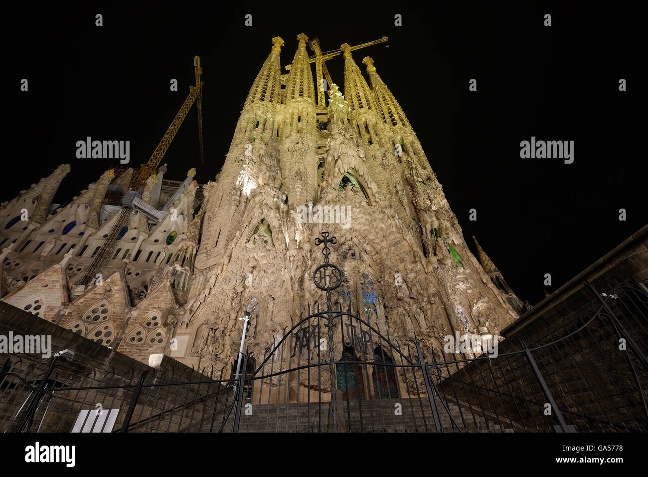 Antoni Gaudis Sagrada Familia Katalonien Barcelona bei Nacht beleuchtet Stockfoto